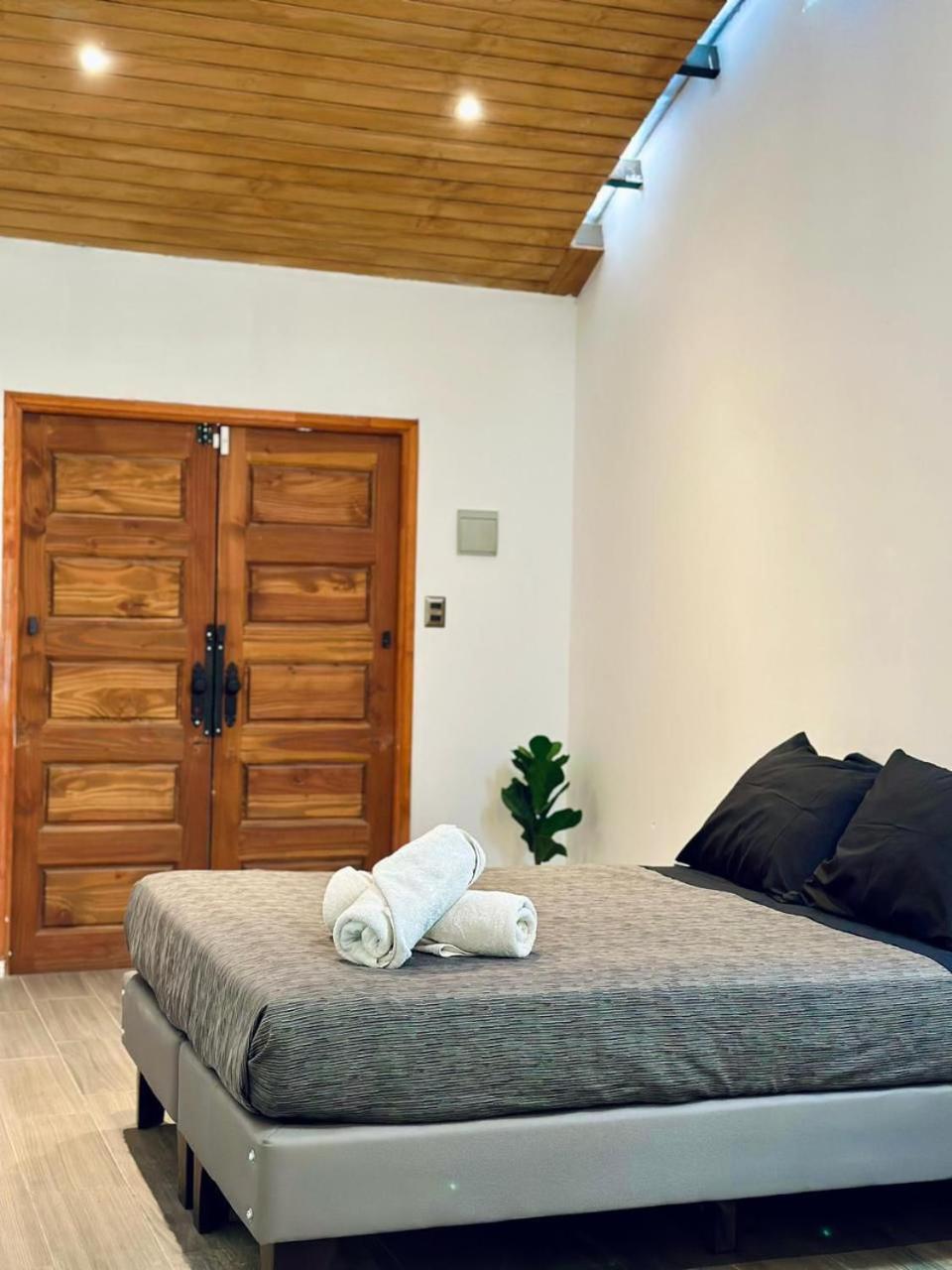 סנטיאגו Yogi Hostels מראה חיצוני תמונה